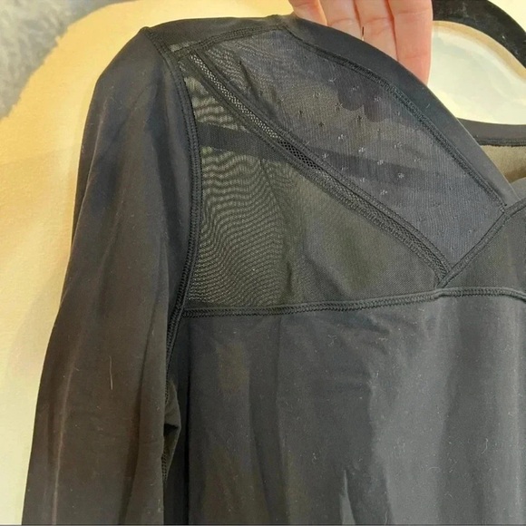 Lululemon women’s and long sleeve top I believe a size 6 - Picture 9 of 10